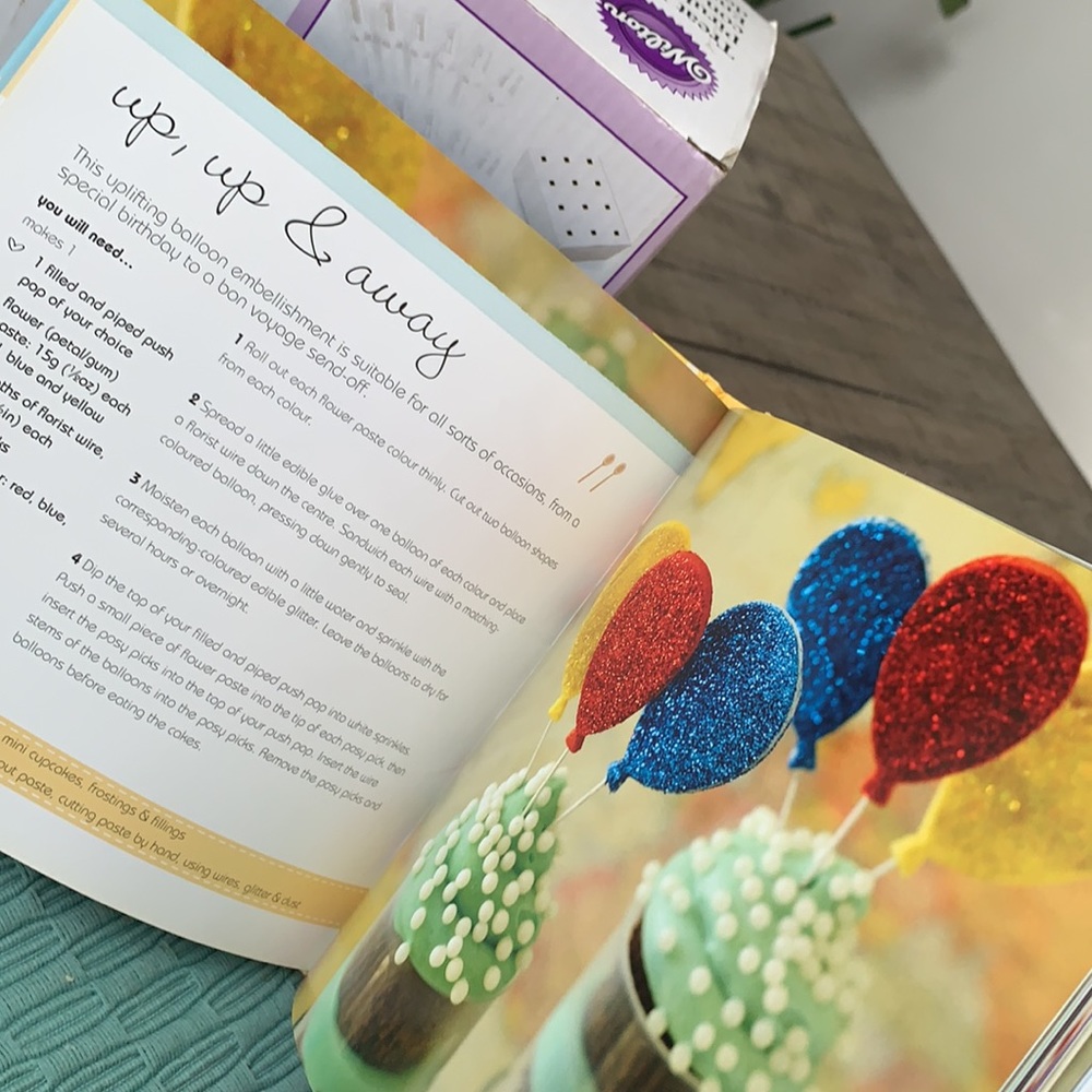 WILTON Bundle dessert cake kit & Recipe Book 2 piece set - Picture 7 of 10